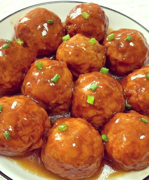 “红烧狮子头，白菜豆腐汤”打一准确动物生肖
