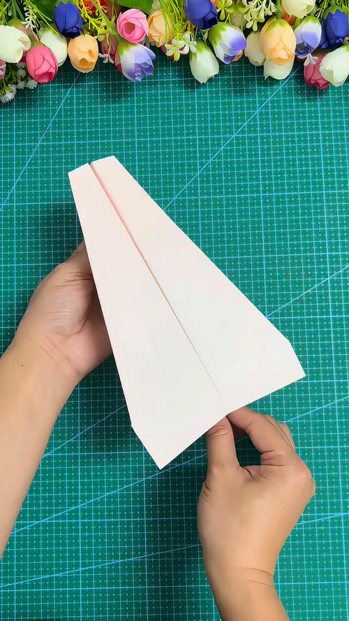 纸飞机折纸视频: 世界上飞得最远的纸飞机折纸视频